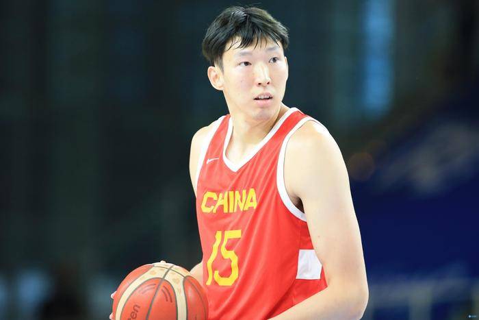 日前，结束新戏《古驰》拍摄的GaGa返回美国，当天她身穿印花卫衣搭配灰色热裤出街，露出粗壮大腿，头发蓬乱不修边幅，买完咖啡连忙上车离开。