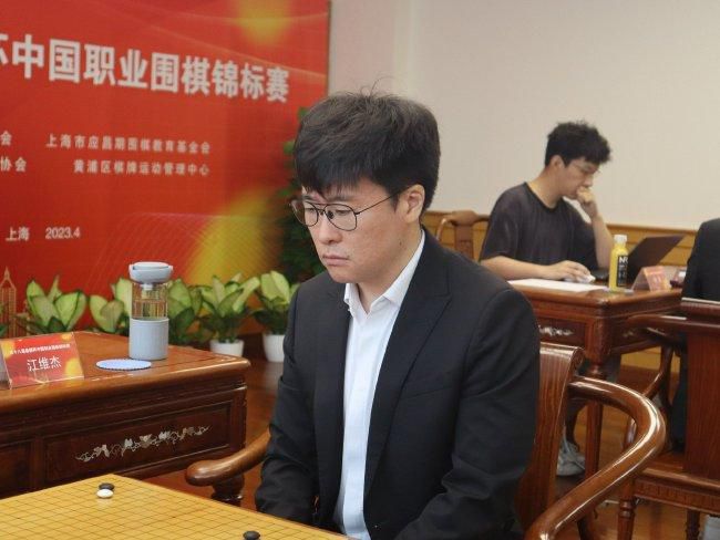 与此同时，一组杰西卡的写真曝光，迷离的眼神，光滑的玉腿，令她像花中仙子一样清丽可人 杰西卡·阿尔芭新片剧照曝光 变身乡村数学教师 2008-11-07 近日，IMDB曝光了杰西卡·阿尔芭（JessicaAlba）在纽约边镇Tarrytown拍摄《我的无形符号》（AnInvisibleSignofmyOwn）的片场照。