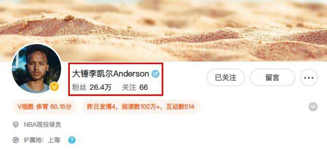 于佩尔端坐在椅子上，费尼肯·欧菲尔德半裸趴在于佩尔腿上，下半身浸水湿掉。