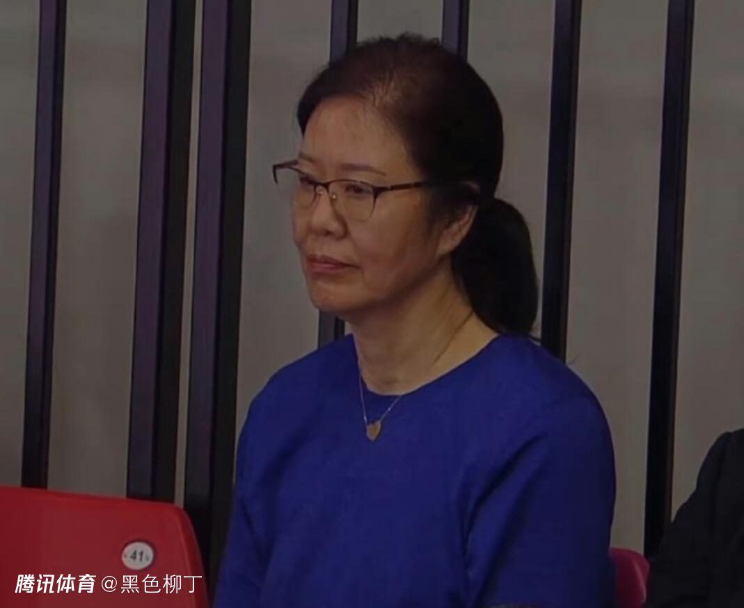 何洁甜蜜待嫁删空旧微博 被提释小龙当场黑脸 2013-05-10 何洁9日出席上海歌友会，活动现场，即将为人妻的何洁接受采访时，表示“自己还好，还蛮害怕那天（结婚）的到来的，因为经历过就不会再有了。