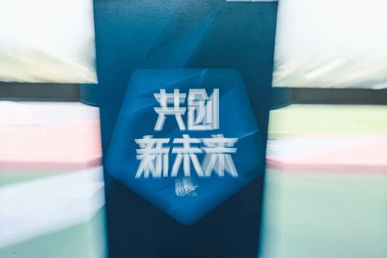”他继续说道：“因为我是《又是吴海英》的忠实粉丝，所以我想认识女演员徐玄振。