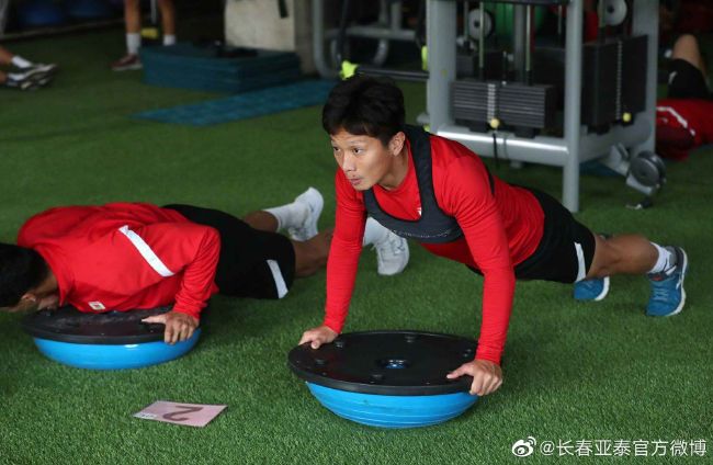 剧照中，以新田真剑佑为首的学生们手持各式武器，一场激烈的交锋即将展开。