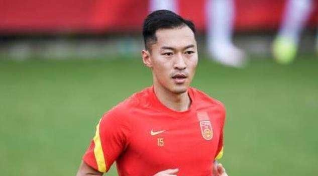“蝙蝠侠”贝尔与娇妻亮相 夏洛特·勒邦秀香肩 2017-04-19 当地时间4月18日，“蝙蝠侠”克里斯蒂安·贝尔与娇妻亮相《承诺》首映，夏洛特·勒邦大秀香肩身姿性感而曼妙。