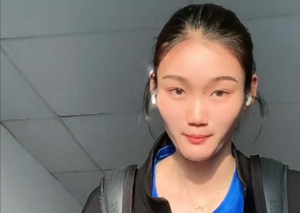 红毯上,众女星身穿吸睛礼服亮相,瑞塔·欧拉的亮黄色低胸裙衬托丰满身材;人气歌 《菲利普斯船长》首映礼 汤姆·汉克斯携妻出席 2013-10-10 当地时间10月9日,第57届伦敦电影节开幕式上,电影《菲利普斯船长》举行了欧洲首映礼,主演汤姆·汉克斯携妻子亮相,导演保罗·格林格拉斯共同出席。