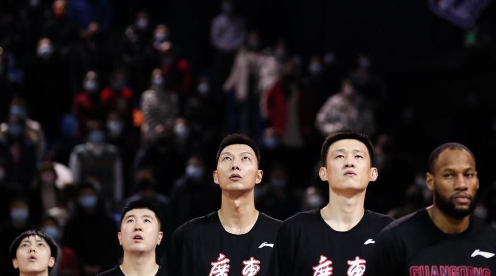 奥利维亚当晚穿深V西装真空上阵，露出事业线和性感半球，引起现场一片骚动。