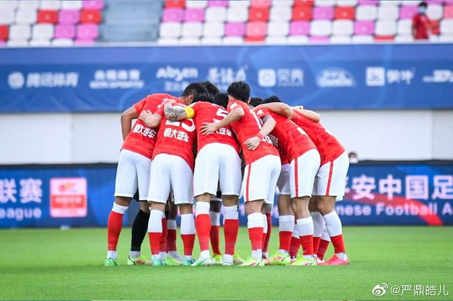 斜挎小包经典又实用，带子上的配饰则给整体 唐艺昕时尚大片曝光 黑色深V长裙展“唐式韵味” 2017-12-19 近日，唐艺昕曝光了一组时尚写真，片中唐艺昕造型一改往日的甜美风格，以一袭黑色深V露腰长裙搭配鎏金格纹外套，优雅性感；