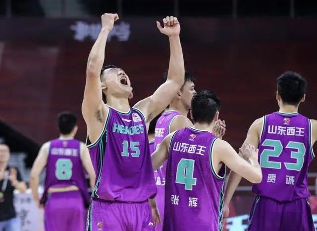 制片人林伟强携陈木胜、古天乐、刘青云与妻子郭蔼明、张家辉亮丽现身。
