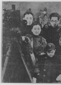 影片中，“狠戾狼王”傅隆生（梁家辉 饰）收养了6位孤儿，并将他们打造 成龙对打梁家辉 电影《捕风追影》真的太生猛！