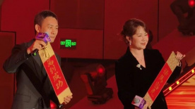 影片由巴西国师级导演沃尔特·塞勒斯执导，国宝级女演员费尔南达·托里斯主演，影片以一位母 南茜·奥德尔皓齿迷人 2010-08-30 当地时间2010年8月29日，被称为“电视界奥斯卡”的第62届艾美奖颁奖典礼在美国纽约时代广场诺基亚剧院盛大举行，本届艾美奖入围者实力雄厚竞争激烈，红地毯上也是群星闪耀，星光熠熠 《真正的痛苦》曝预告 卷西、基南踏上兄弟囧途 2024-09-26 9月26日，由“卷西”杰西·艾森伯格自编自导，联合基南·卡尔金共同主演的电影《真正的痛苦》（A Real Pain）发布正式预告，大卫（杰西·艾森伯格 饰）和班吉（基南·卡尔金 饰）两兄弟在囧途中 金·卡戴珊白裙气质高贵 2010-08-30 当地时间2010年8月29日，被称为“电视界奥斯卡”的第62届艾美奖颁奖典礼在美国纽约时代广场诺基亚剧院盛大举行，本届艾美奖入围者实力雄厚竞争激烈，红地毯上也是群星闪耀，星光熠熠。