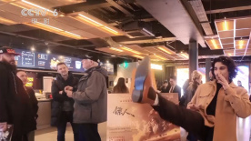 当天，乔治亚州的鲍尔格朗德市下起了小雨，阿汤哥冒雨穿梭在好几个电话亭之间，狼狈的神态很 《遗失星球》曝海量剧照 阿汤哥乘飞行器去工作 2013-04-11 由《创：战纪》约瑟夫·科辛斯基执导，汤姆·克鲁斯、摩根·弗里曼、“邦女郎”欧嘉·柯瑞兰寇领衔主演的科幻巨制《遗失星球》日前曝光最新剧照，先进的高科技工具与荒芜的未来地球形成对比，阿汤哥饰演的留守者显 阿汤哥《碟中谍4》亡命漂移 纵身跳河变落汤鸡 2010-10-17 的是一组惊险的镜头，阿汤哥和雷纳为了躲避枪击而跳入河中。