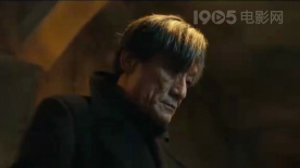 导演大卫·O·拉塞尔携主演布莱德利·库珀和留着小胡子的克里斯蒂安·贝尔等人亮相。